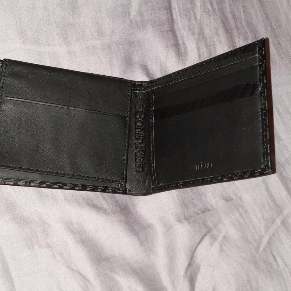 Calvin Klein Men's Wallet - Picture 2 of 5